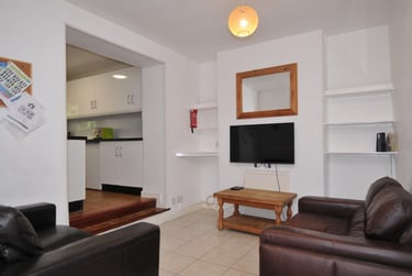 3 bed house, Providence Street, North Hill, Plymouth, PL48JG - Image 2